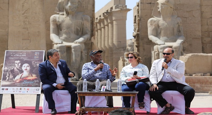 Danny Glover en face du temple de Louxor    les Antiquités égyptiennes inspire mon imagination et aider à la créativité